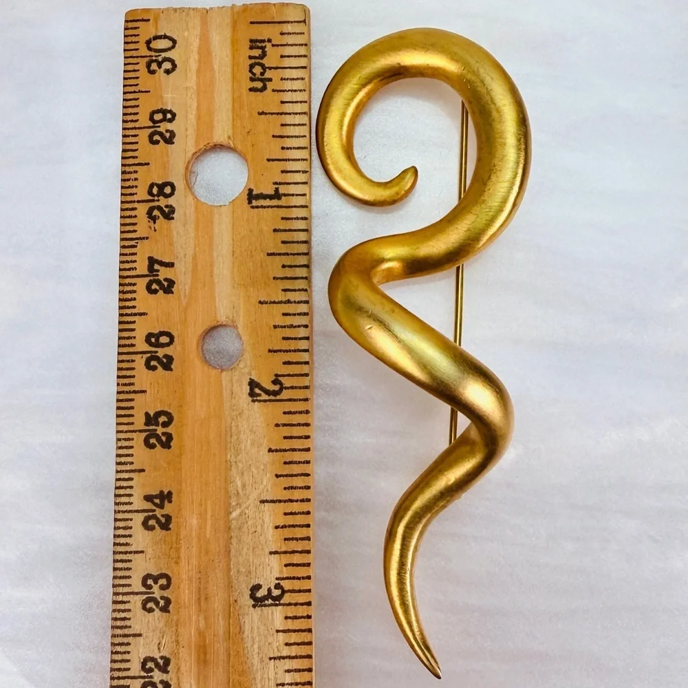 Gorgeous, matte goldtone vintage, brooch pin
